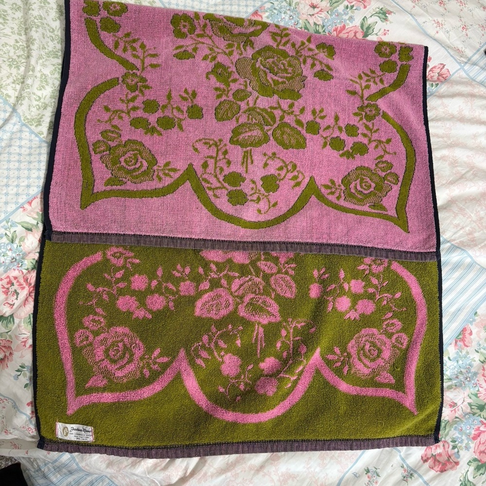 Vtg Fashion Manor MCM 2 Tone Pink Green Sculpted Floral Rose Bath Towel 23x43"
